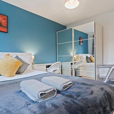 Lovely 4Br House In The City With Parking ロンドン エクステリア 写真