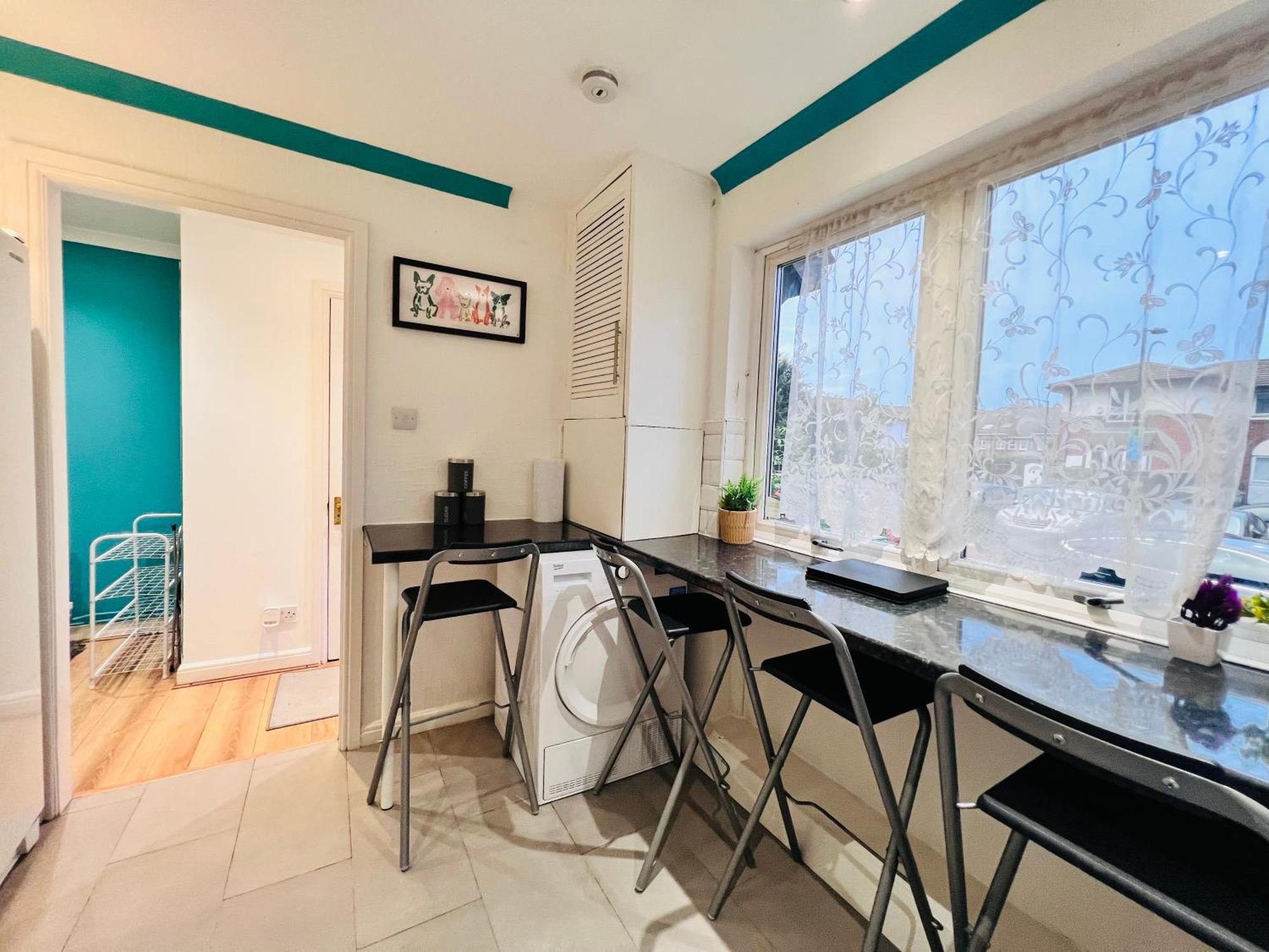 Lovely 4Br House In The City With Parking ロンドン エクステリア 写真