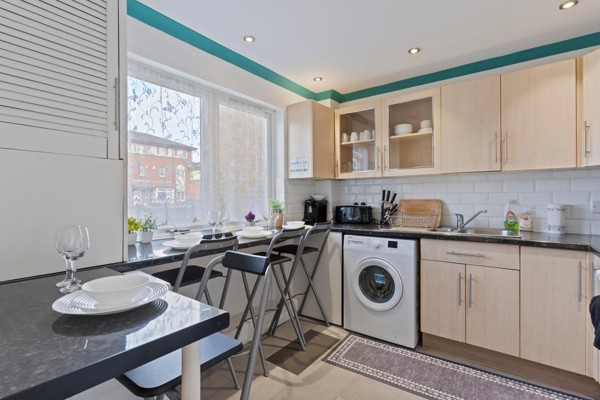 Lovely 4Br House In The City With Parking ロンドン エクステリア 写真