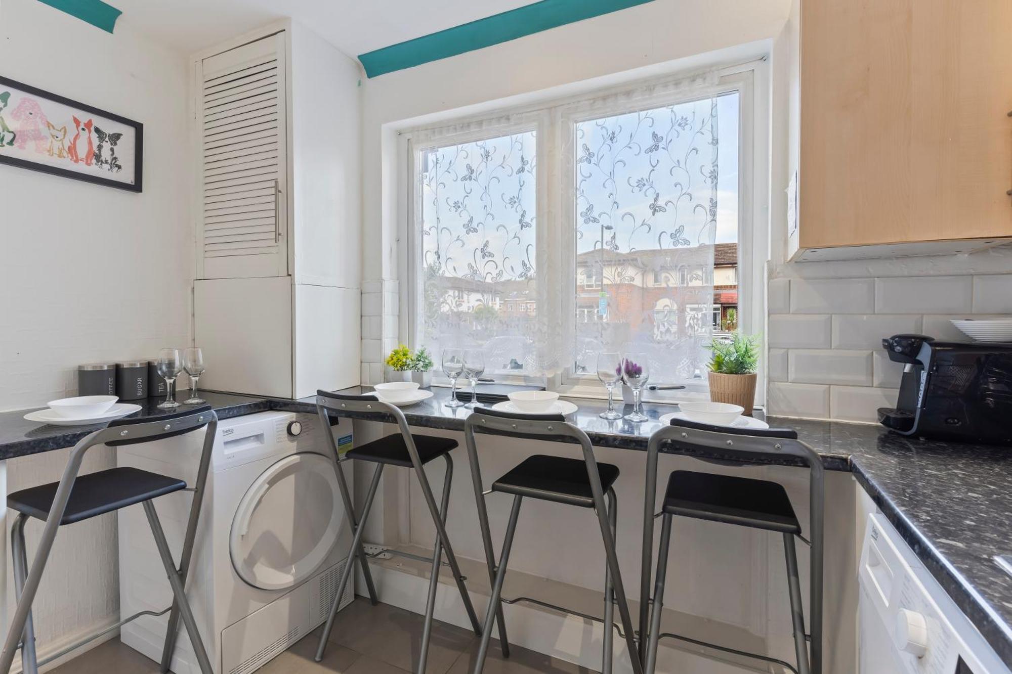 Lovely 4Br House In The City With Parking ロンドン エクステリア 写真