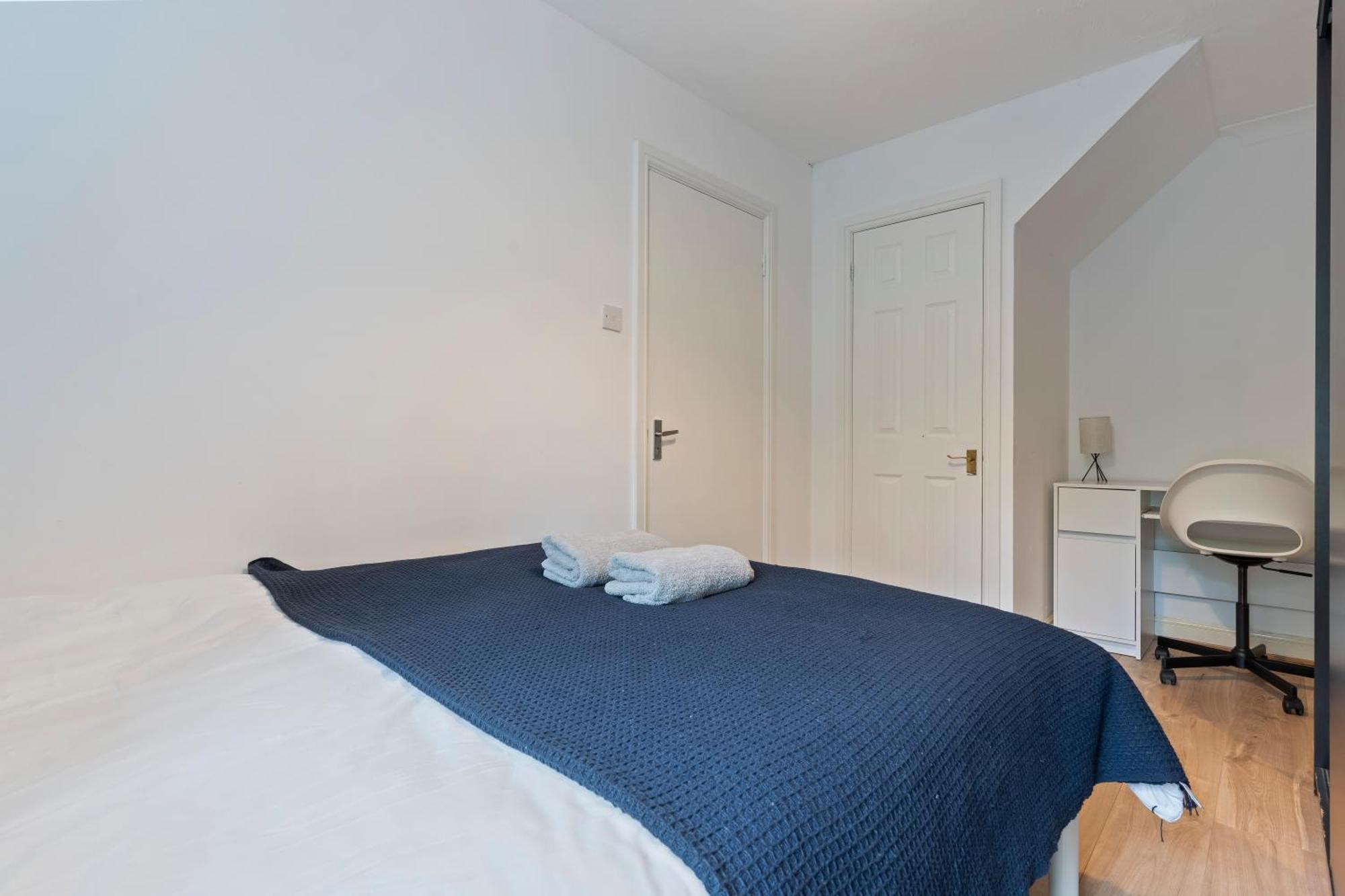Lovely 4Br House In The City With Parking ロンドン エクステリア 写真